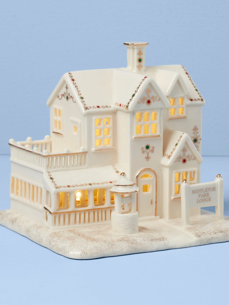 Mistletoe Park Lit Lodge